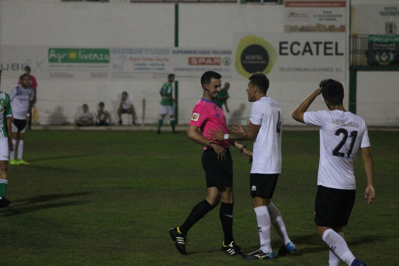Imágenes del encuentro de la primera jornada de liga de Tercera División disputado en el Municipal de San Roque, y que acabó con 2-1 en el marcador (25-08-2019)