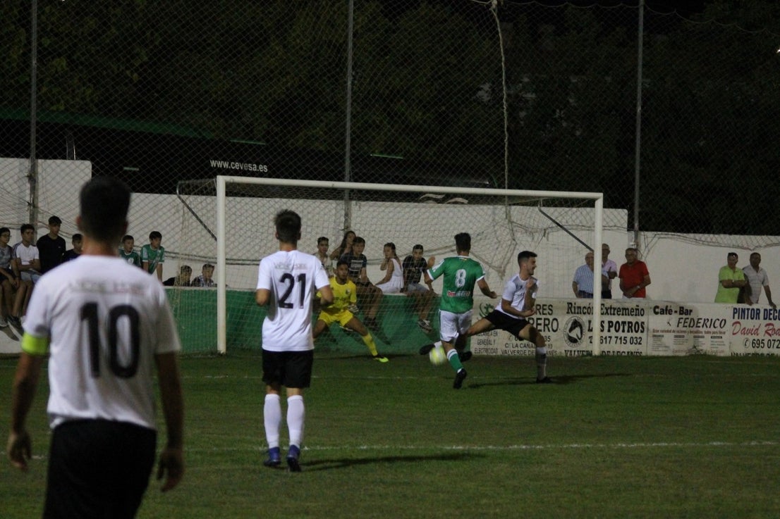 Imágenes del encuentro de la primera jornada de liga de Tercera División disputado en el Municipal de San Roque, y que acabó con 2-1 en el marcador (25-08-2019)
