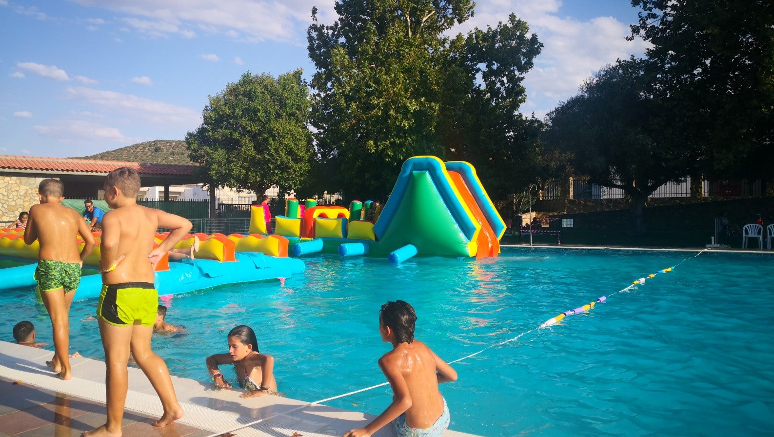 Algunas imágenes de la fiesta acuática que tuvo lugar en la piscina municipal con motivo de las ferias y fiestas (22-08-2019)