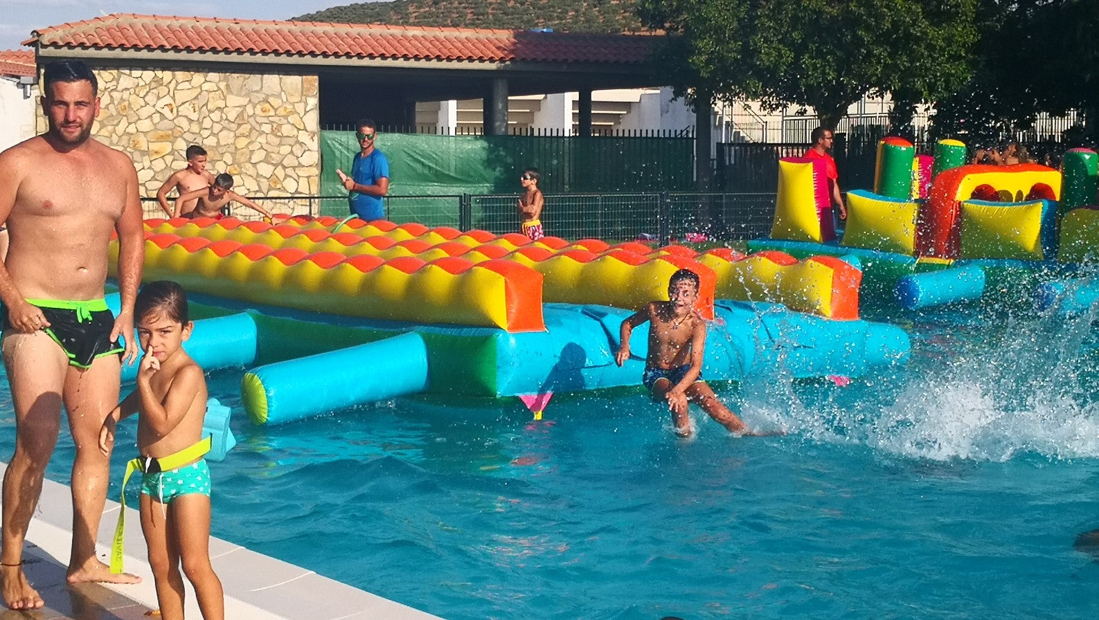 Algunas imágenes de la fiesta acuática que tuvo lugar en la piscina municipal con motivo de las ferias y fiestas (22-08-2019)