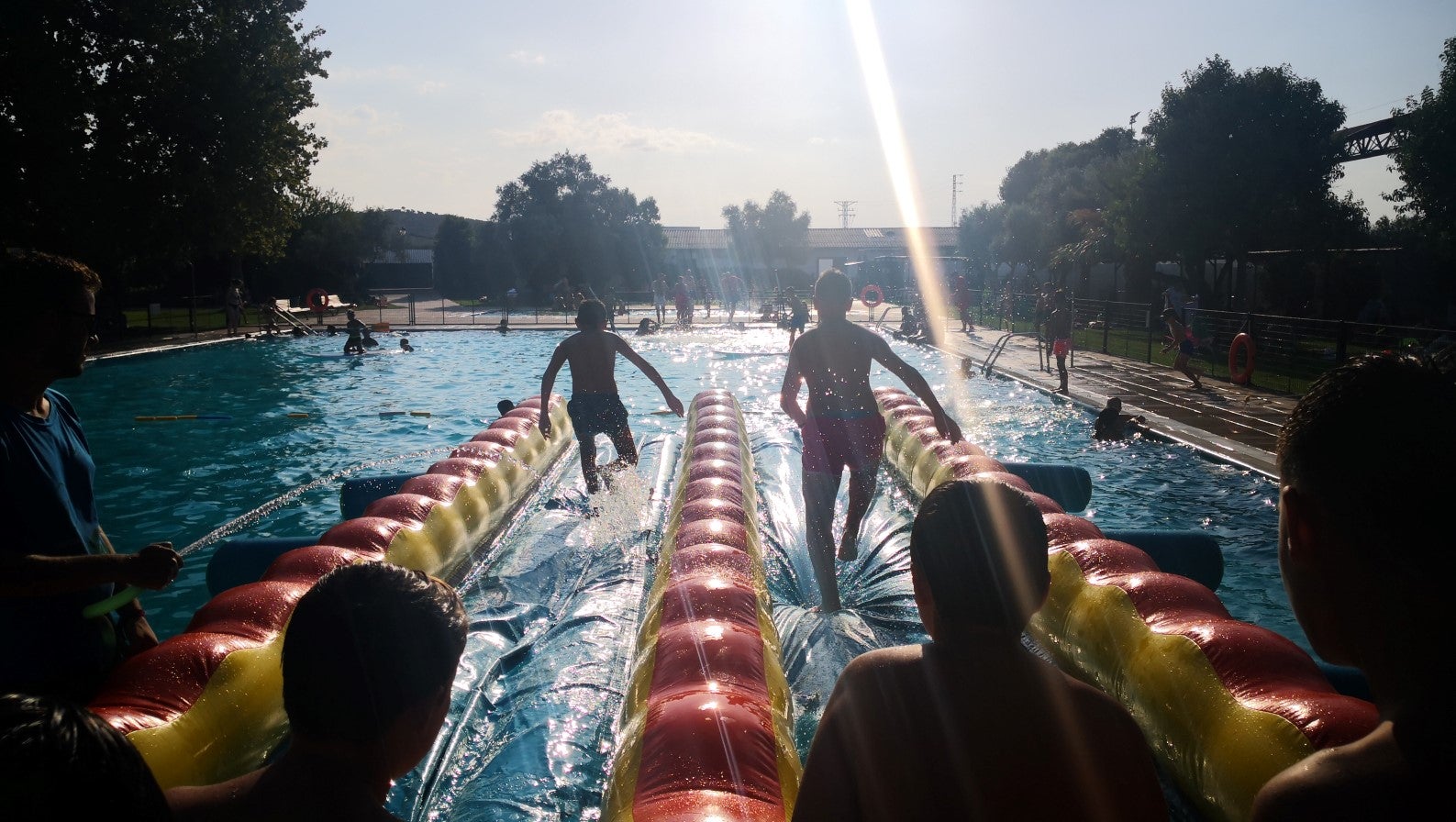 Algunas imágenes de la fiesta acuática que tuvo lugar en la piscina municipal con motivo de las ferias y fiestas (22-08-2019)