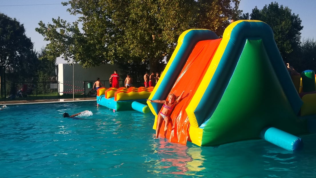 Algunas imágenes de la fiesta acuática que tuvo lugar en la piscina municipal con motivo de las ferias y fiestas (22-08-2019)