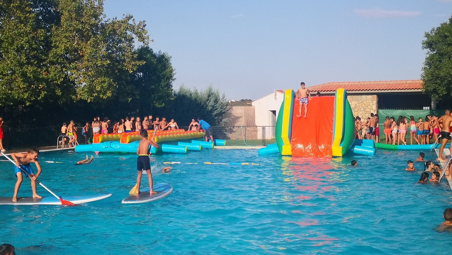 Algunas imágenes de la fiesta acuática que tuvo lugar en la piscina municipal con motivo de las ferias y fiestas (22-08-2019)