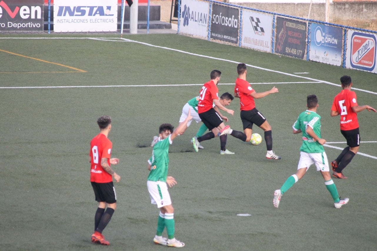 Algunas imágenes del encuentro de la segunda jornada de Tercera División disputado en el Emilio Macarro de Montijo y que terminó 2-1 (01-09-2019)