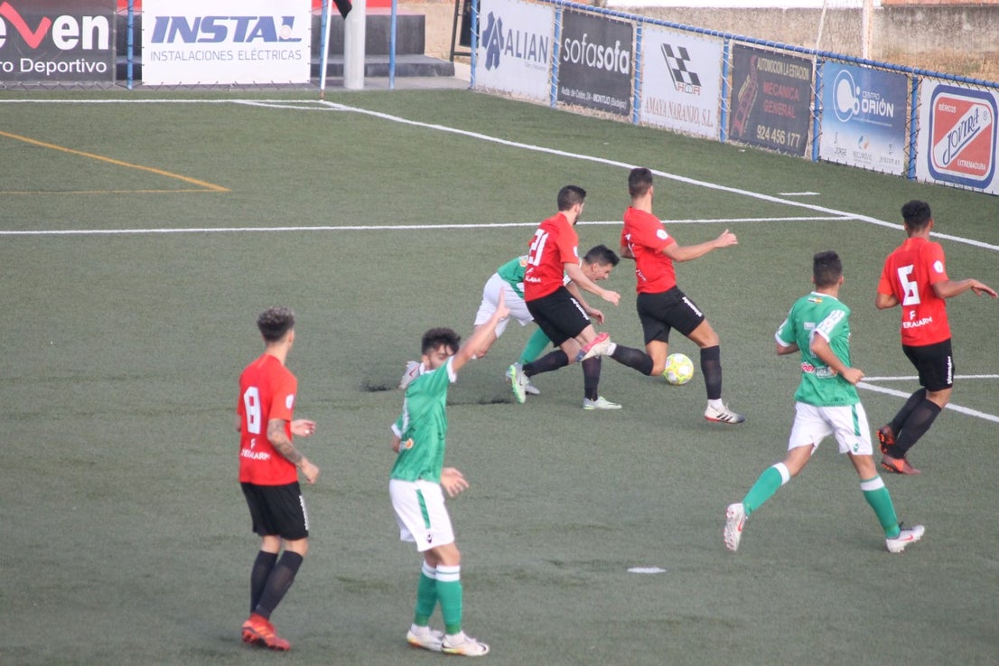 Algunas imágenes del encuentro de la segunda jornada de Tercera División disputado en el Emilio Macarro de Montijo y que terminó 2-1 (01-09-2019)