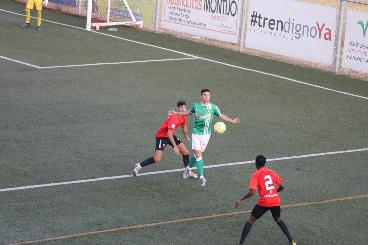 Algunas imágenes del encuentro de la segunda jornada de Tercera División disputado en el Emilio Macarro de Montijo y que terminó 2-1 (01-09-2019)