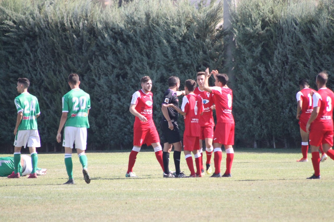 Algunas imágenes del encuentro de la tercera jornada de liga de Tercera División disputado en el Municipal de San Roque y que acabó 2-5 (08-09-2019)