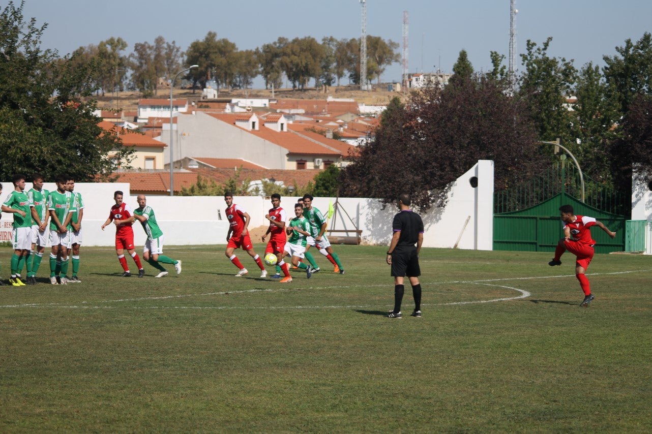 Algunas imágenes del encuentro de la tercera jornada de liga de Tercera División disputado en el Municipal de San Roque y que acabó 2-5 (08-09-2019)