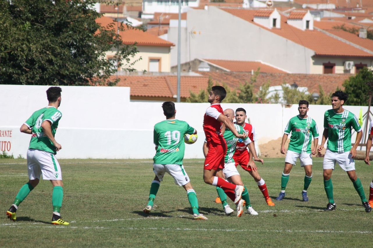 Algunas imágenes del encuentro de la tercera jornada de liga de Tercera División disputado en el Municipal de San Roque y que acabó 2-5 (08-09-2019)