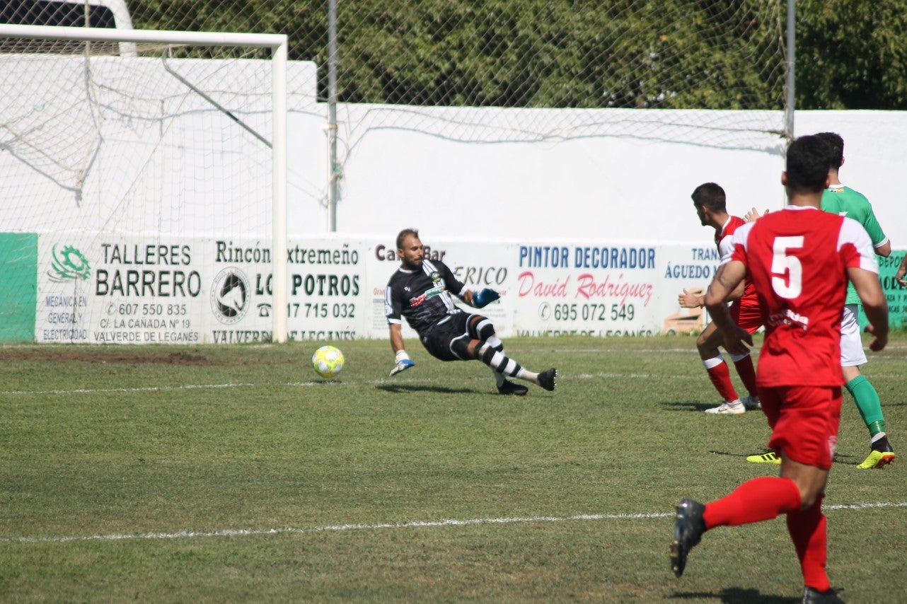 Algunas imágenes del encuentro de la tercera jornada de liga de Tercera División disputado en el Municipal de San Roque y que acabó 2-5 (08-09-2019)