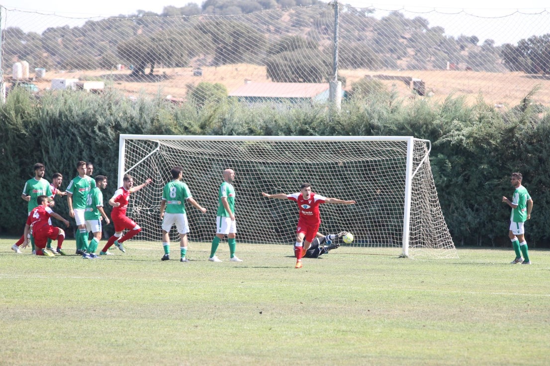 Algunas imágenes del encuentro de la tercera jornada de liga de Tercera División disputado en el Municipal de San Roque y que acabó 2-5 (08-09-2019)
