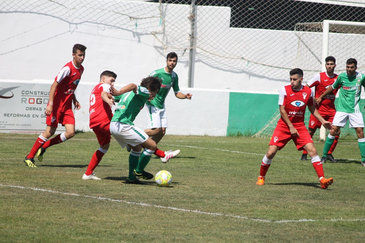 Algunas imágenes del encuentro de la tercera jornada de liga de Tercera División disputado en el Municipal de San Roque y que acabó 2-5 (08-09-2019)