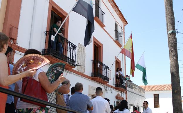 Imagen. Izado de las banderas