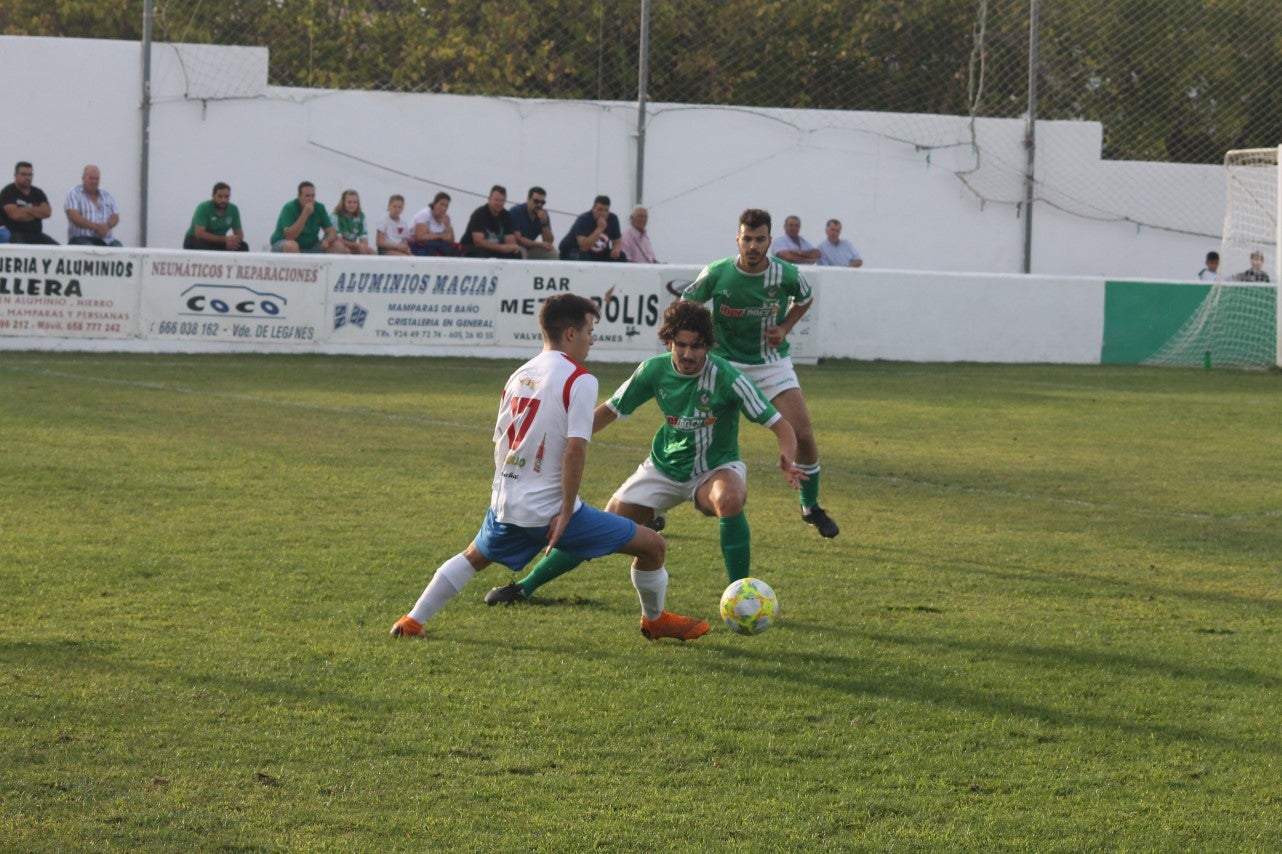 Algunas imágenes del encuentro de la quinta jornada de liga de Tercera División disputado en el Municipal de San Roque y que acabó en empate a cero. (22-09-2019)