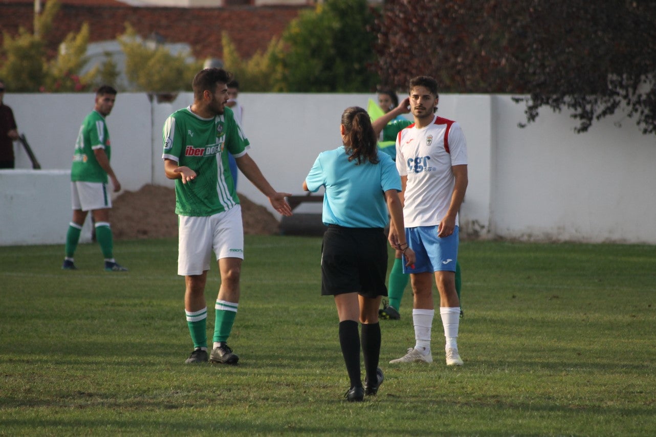 Algunas imágenes del encuentro de la quinta jornada de liga de Tercera División disputado en el Municipal de San Roque y que acabó en empate a cero. (22-09-2019)