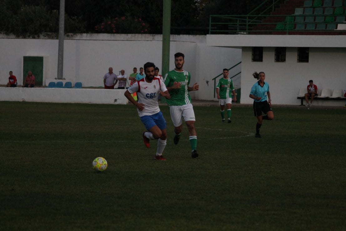 Algunas imágenes del encuentro de la quinta jornada de liga de Tercera División disputado en el Municipal de San Roque y que acabó en empate a cero. (22-09-2019)