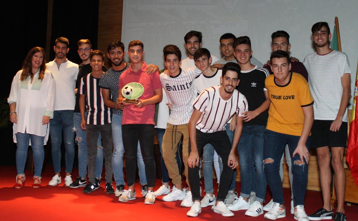 Los juveniles tras recibir el reconocimiento en la II Gala del Deporte