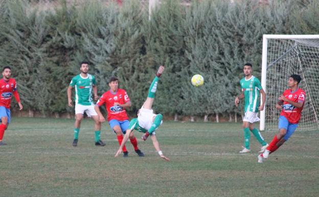 Imagen. Alex Romero lo intenta con una lejana chilena