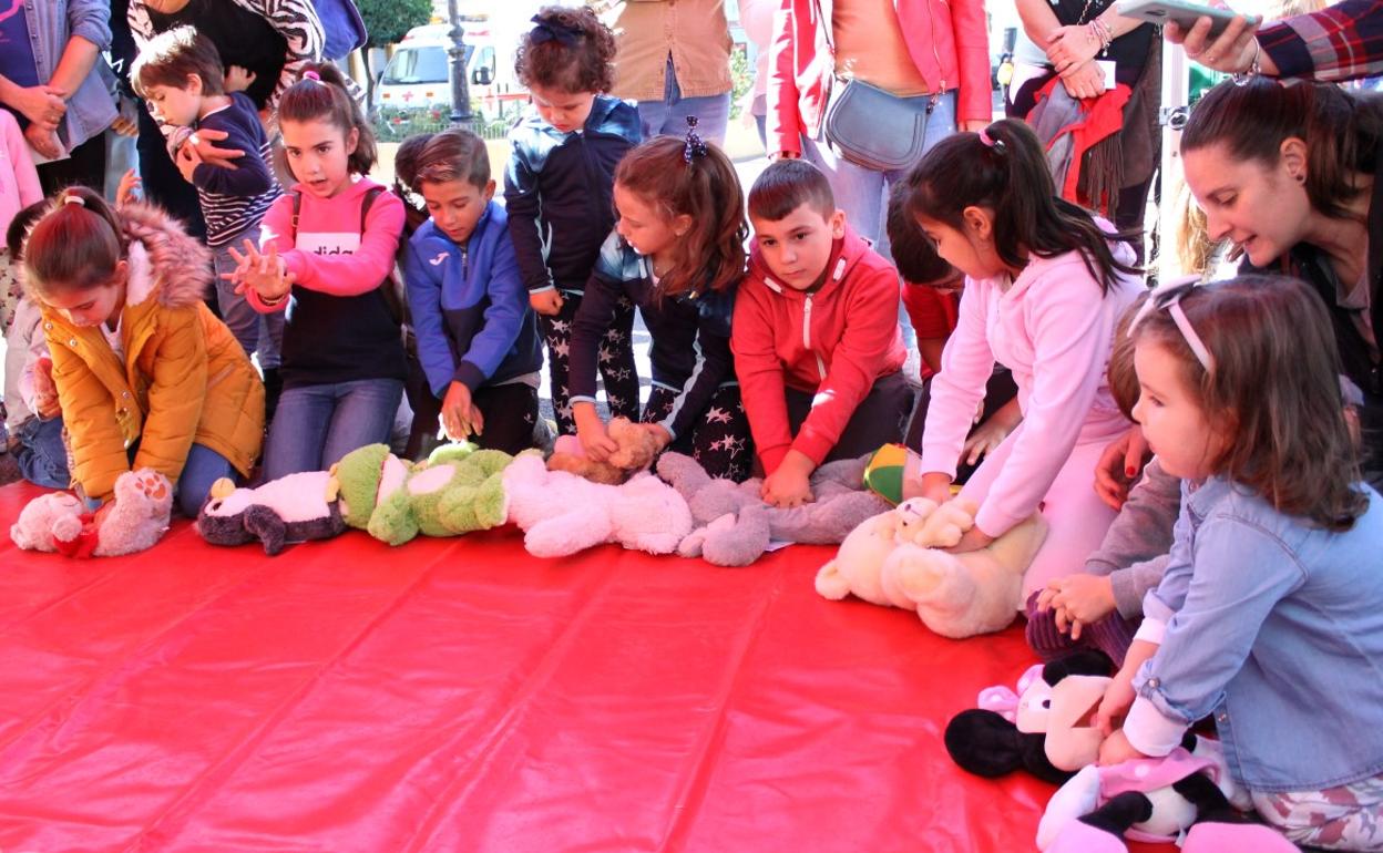 Los pequeños participan en uno de los talleres