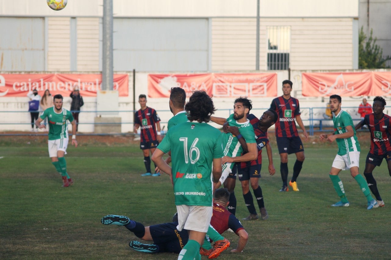 Imagen. Un posible penalti sobre Cisco por agarrón en el segundo tiempo