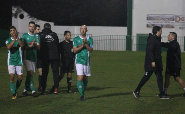 Imagen. Los valverdeños agradecen el apoyo de la afición a pesar de la derrota