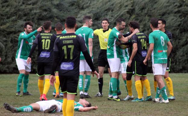 Imagen. Una de las muchas tanganas provocadas por jugadores de los dos equipos