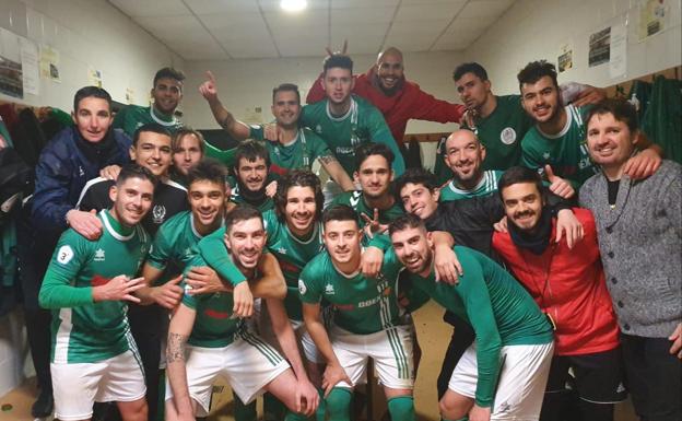 Imagen. Celebración del triunfo en el vestuario