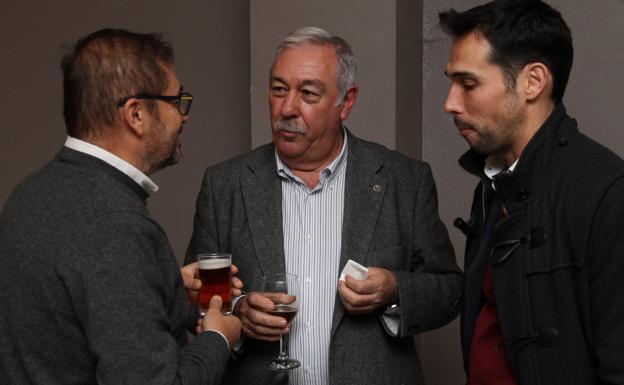 Imagen. Intercambiando opiniones durante el vino de honor en El Chiringuito