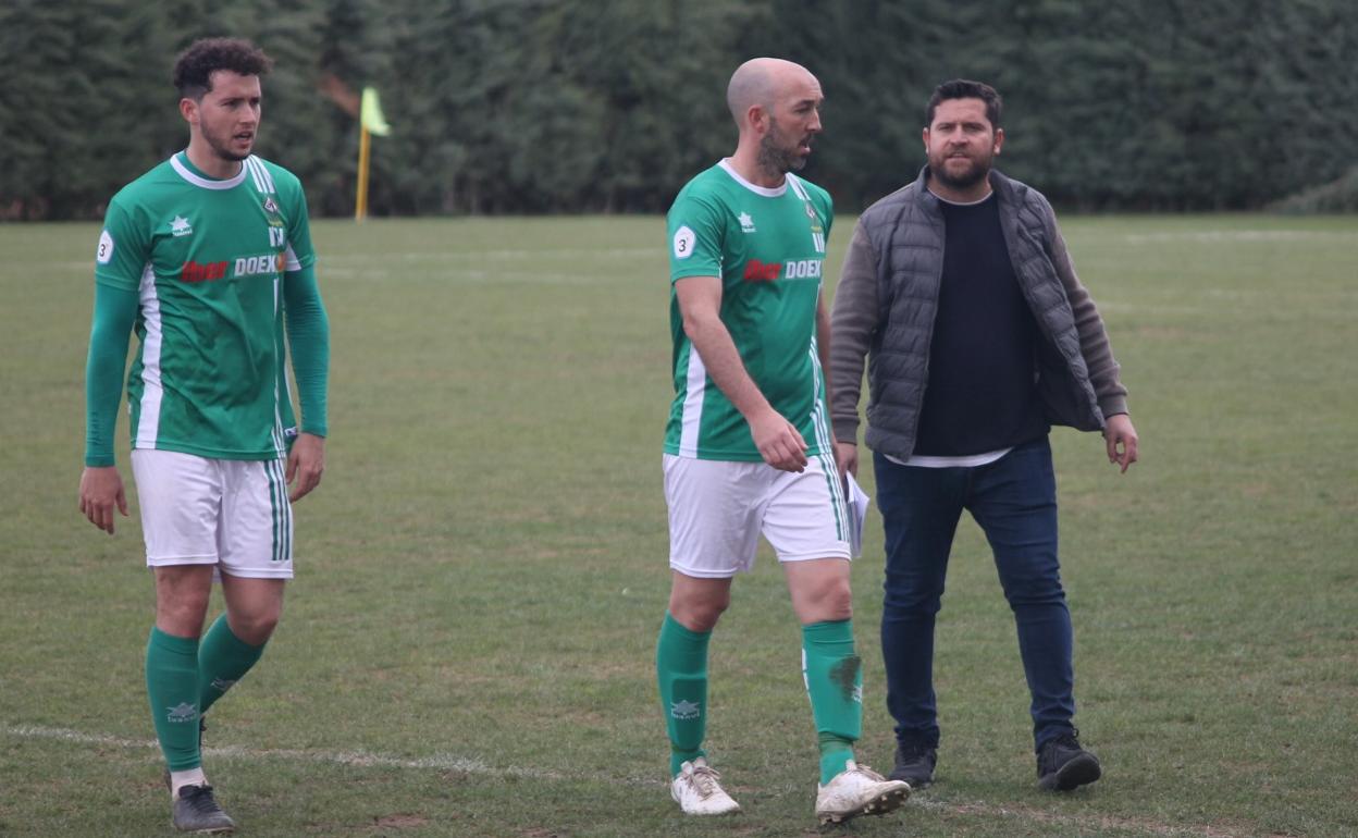 El nuevo míster valverdeño junto a Alejandro y Aitor, en el final del encuentro