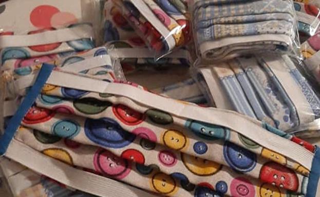 Otras mascarillas, guardadas en su bolsa y con sus insrucciones