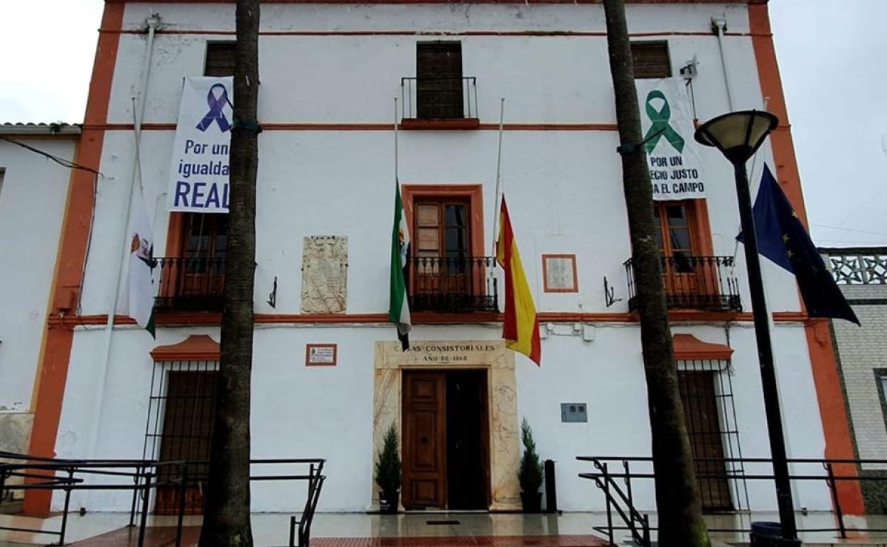 Banderas a media asta en señal de respeto a los fallecidos