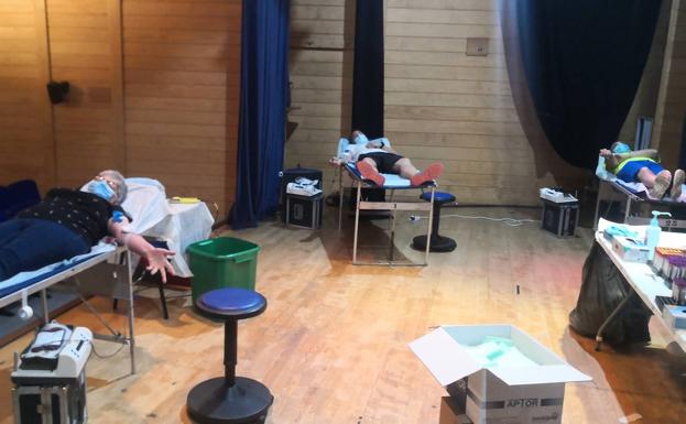 También se dio uso del escenario del salón