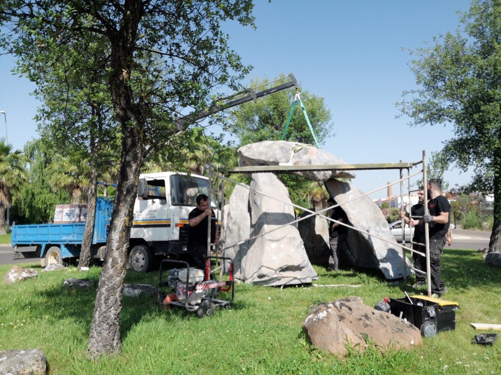 Fotos: Replica del Dolmen El Rebellao