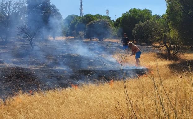 Varios vecinos ayudaron a sofocar las llamas