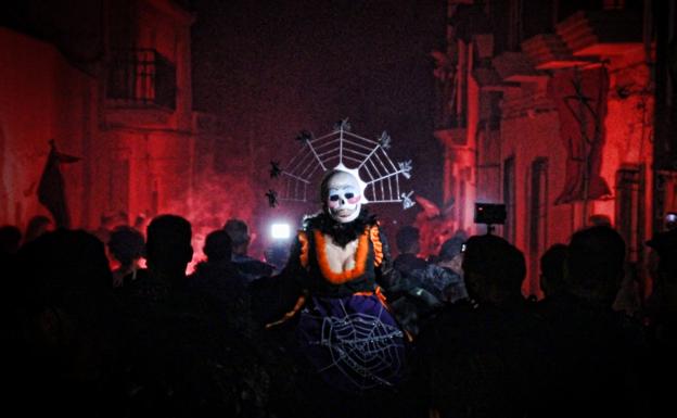 Las calles valverdeñas quedan sumidas en la oscuridad cuando La Diabla se escapa