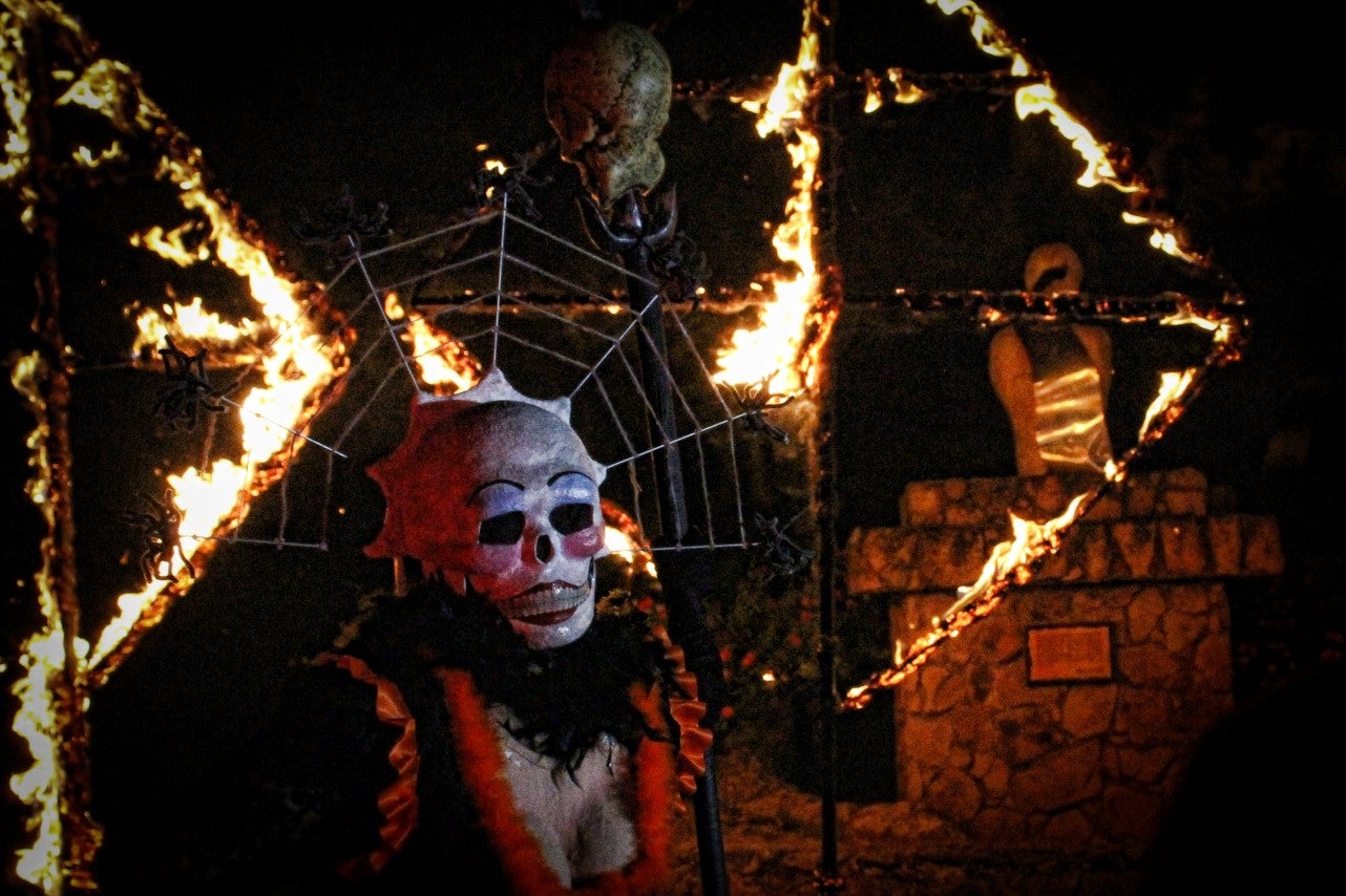 Por donde pasa, La Diabla provoca el caos con su mejor arma, 'el fuego'