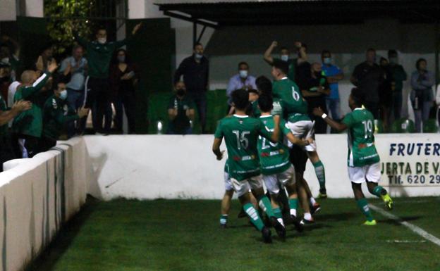 Afición y jugadores celebran el dos a dos