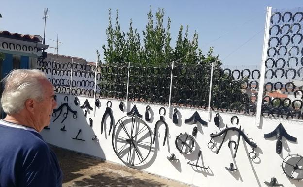 Una de las paredes del patio