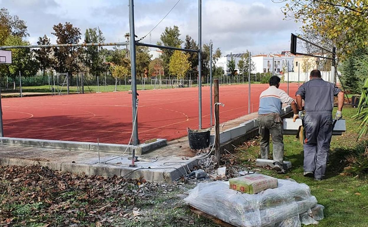 Labores de mejoras en las pistas de tenis