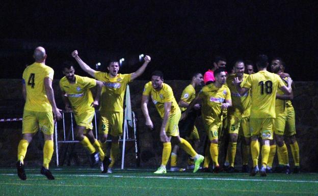 Imagen. Celebración del gol del empate de Moha