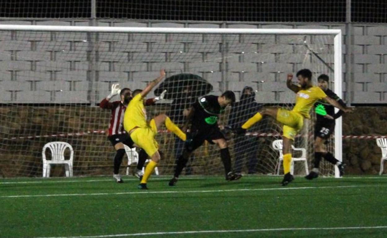 Jugada que acabó en el segundo gol de los valverdeños y que el colegiado anuló por juego peligroso