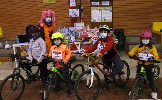 Imagen. Los pequeños con sus bicicletas