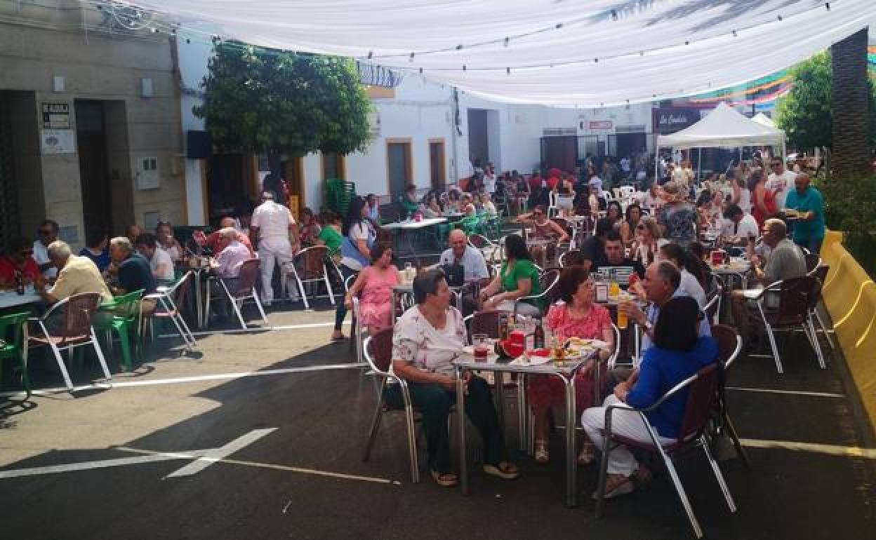 El Ayuntamiento anula las tasas de veladores y del mercadillo