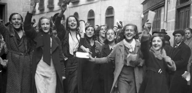 Un grupo de mujeres ejercen el derecho al voto.