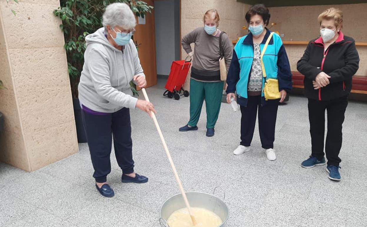 Más de 200 vecinos pasan por la exposición 'El agua antes de la década de los 60'
