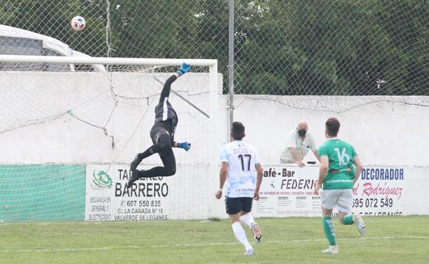 Imagen. Alonso manda a córner una falta lanzada por el visitante Parra