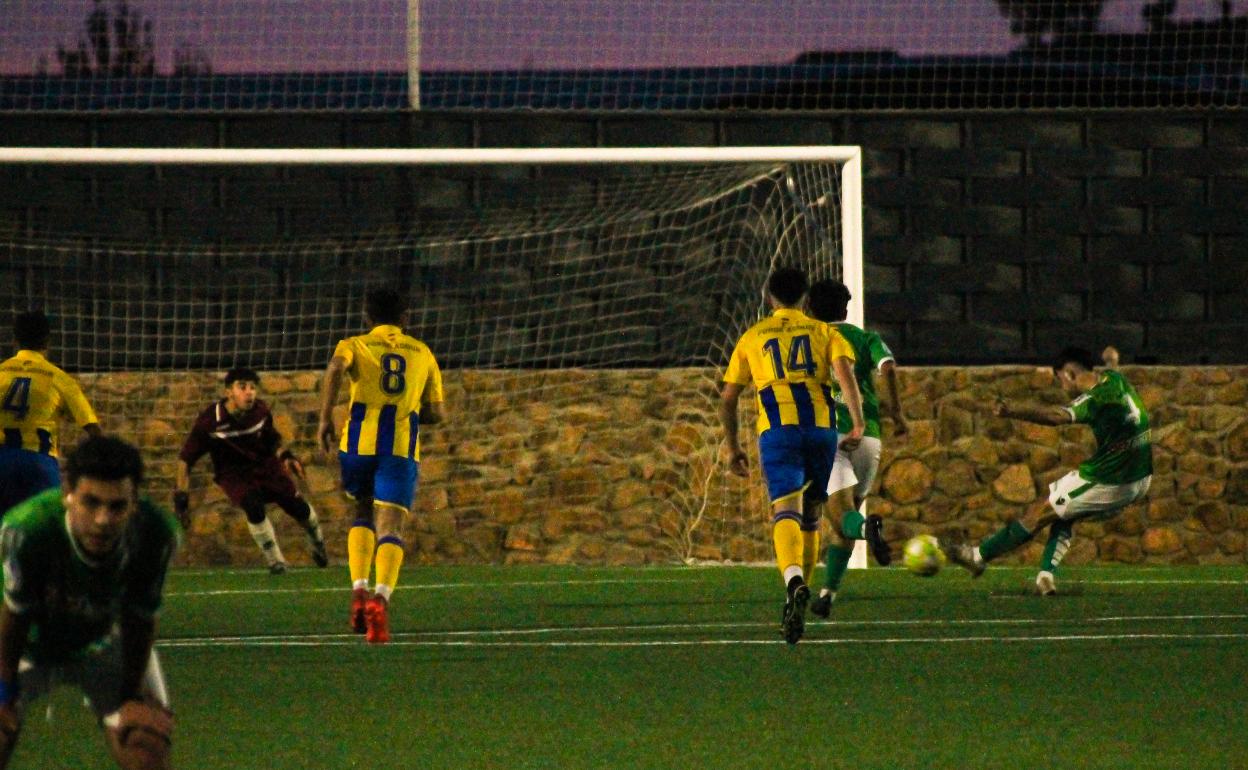 Toni logra el empate a 2 desde el punto de penalti