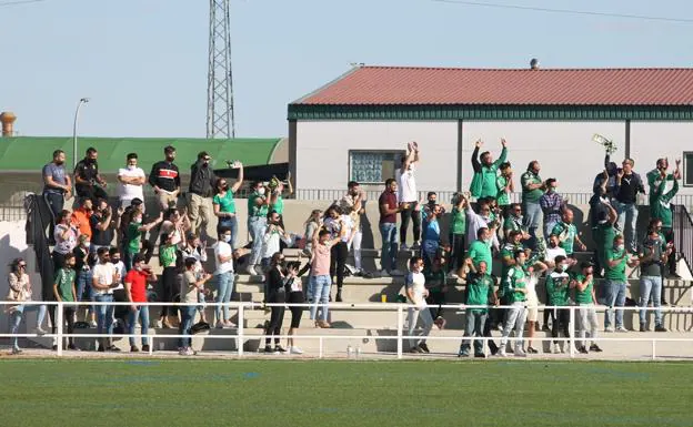 Imagen. Alegría de los aficionados valverdeños al conseguir el primer gol