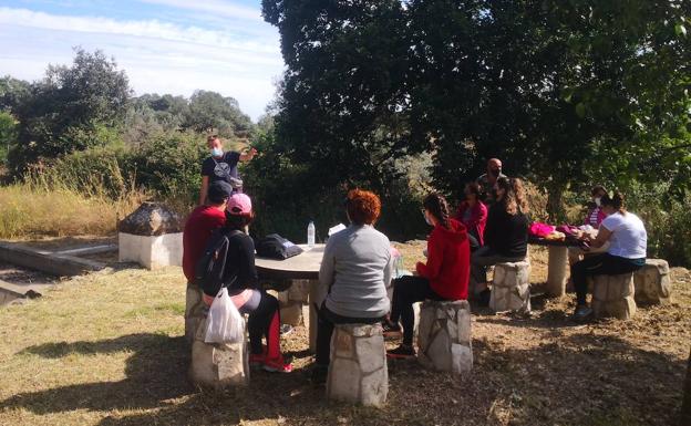 Imagen principal - Actividades del sábado. Arriba, ruta por los pozos y abrevaderos, y abajo, piragüismo en el pantano y tiro de precisión