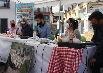 Imagen secundaria 1 - Actividades celebradas el viernes. Arriba, conferencia de Manolo Calderón y Manolo Torres, y abajo, retransmisión del programa 'A cuerpo de Rey' y talleres infantiles
